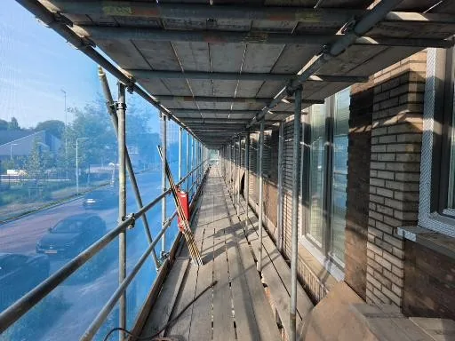 Steiger langs een bakstenen gevel in Gouda.