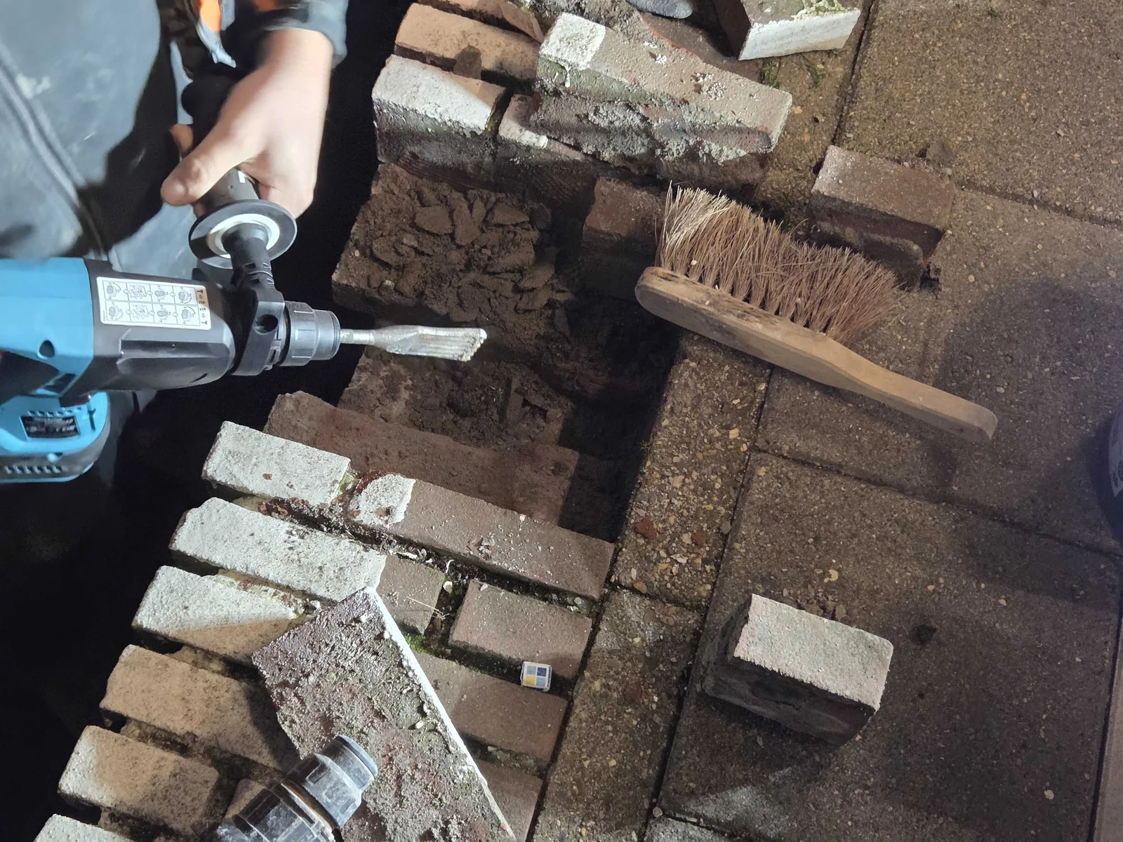 Bakstenen gevel tijdens de klusopname in Santpoort Zuid.